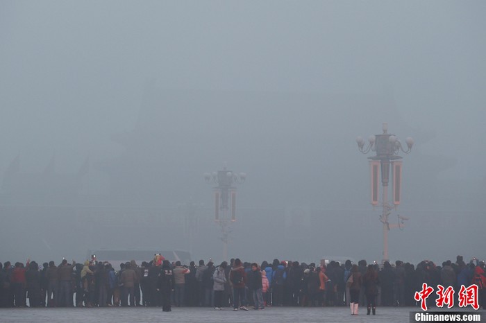 En images : l'épais brouillard recouvre la ville de Beijing (8)