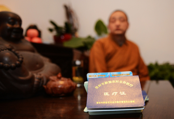 Lin Shiyan, un responsable du Temple de Shaolin, est interviewé par le China Daily à Dengfeng, dans la Province du Henan, dans le Centre de la Chine, le 28 janvier 2013. Il a précisé à cette occasion que 267 bouddhistes et 130 orphelins ont été inclus dans le système d'assurance médicale chinois.