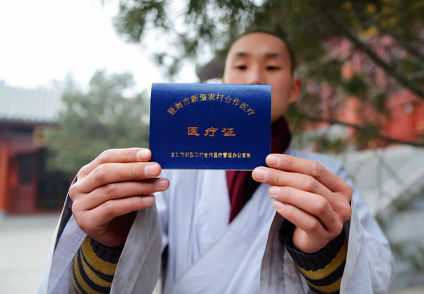 Un moine bouddhiste du temple de Shaolin montre son certificat médical, à Dengfeng, dans la Province du Henan, dans le Centre de la Chine, le 28 janvier 2013.