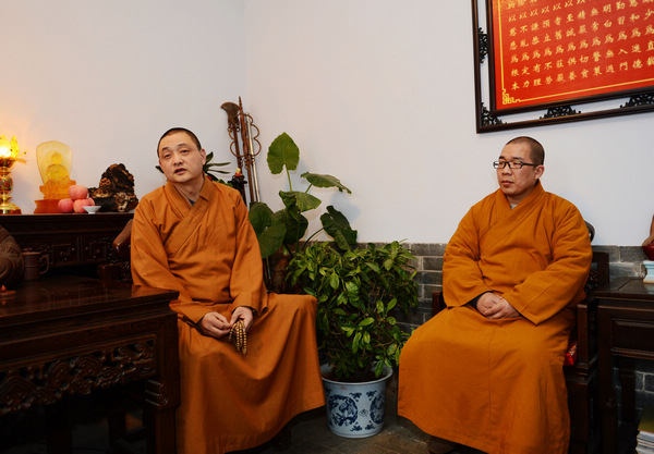 Lin Shiyan (à gauche), est interviewé par le China Daily à Dengfeng, dans la Province du Henan, dans le Centre de la Chine, le 28 janvier 2013.