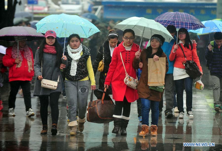 Le 26 janvier 2013, des passagers se dirigent vers la gare de Nanning, la capitale de la province de la Région autonome Zhuang du Guangxi. (Xinhua/Huang Xiaobang)