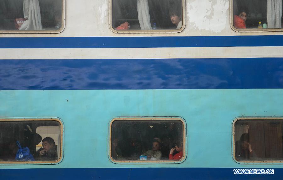 Des passagers d'un train à deux étages s'arrêtent à la gare de Hangzhou, le 27 janvier 2013. (Xinhua/Han Chuanhao)