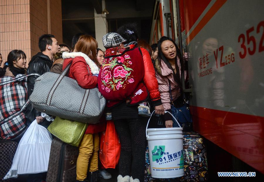 Le 27 janvier 2013 à la gare de Hangzhou, des passagers montent dans un train pour se rendre à Guiyang, capitale de la province chinoise du Guizhou. (Xinhua/Han Chuanhao)