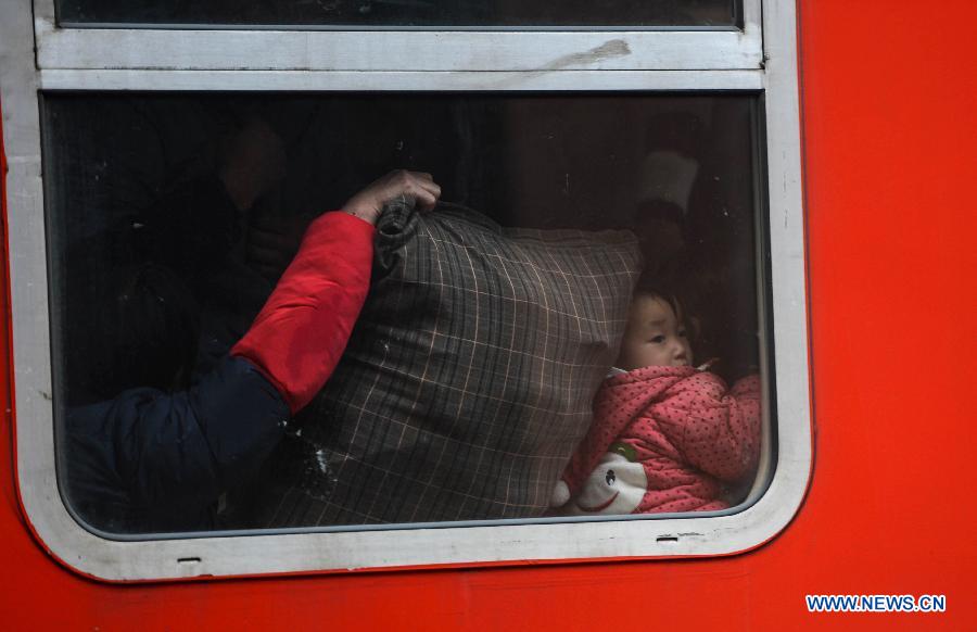 Un enfant assis dans le wagon d'un train, le 27 janvier 2013 à la gare de Hangzhou, la capitale de la province chinoise du Zhejiang. (Xinhua/Han Chuanhao)