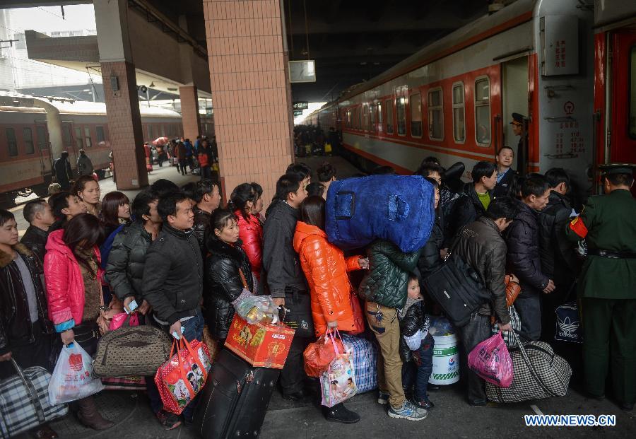 Le 27 janvier 2013, sur un quai de la gare de Hangzhou, des passagers s'apprêtent à monter dans un train à destination de Guiyang, la capitale de la province chinoise du Guizhou. (Xinhua/Han Chuanhao)