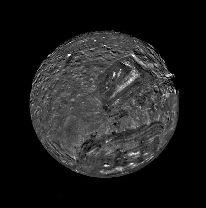 Photo prise en 1986. Miranda, un satellite d'Uranus