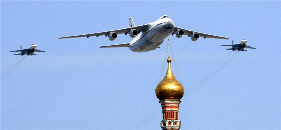 Un Antonov An-124 russe vole en formation avec des avions de chasse au dessus de la Place Rouge à Moscou, le 6 mai 2010. C’est un avion de ce type qui a établi un record du monde en 1985 en volant à une altitude de 10 750 mètres avec une charge utile de 250 tonnes.