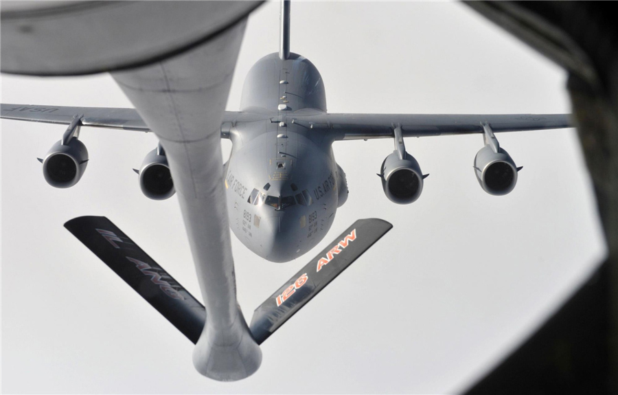 Un avion de transport C-17 en vol entre l'Afghanistan et le Kirghizstan se prépare pour un ravitaillement en vol venant d'un Stratotanker KC-135, le 18 décembre 2011. Le C-17 a une charge maximale près de 78 tonnes et une autonomie maximale de 11 600 km après un ravitaillement en plein vol.