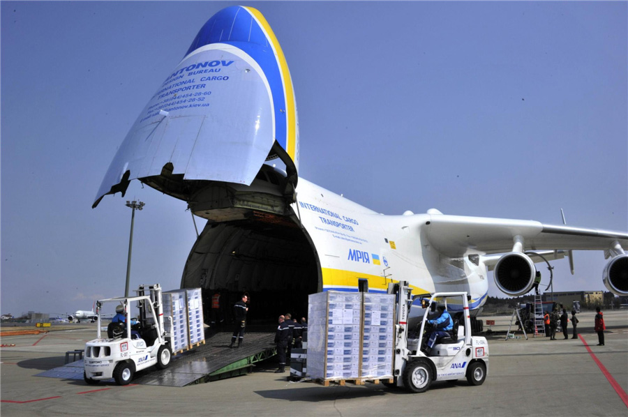 Du fret humanitaire d'un poids total de 150 tonnes est déchargé d'un AN-225 sur l'aéroport de Narita au Japon, le 25 mars 2011.
