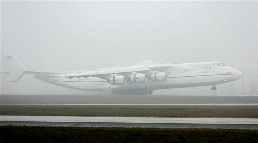 Un Antonov An-225 décolle d'un aéroport à Budapest, le 19 janvier 2008. Il est généralement reconnu comme étant le plus grand avion au monde avec un poids brut de 640 tonnes et une charge utile maximale transportable de 250 tonnes.