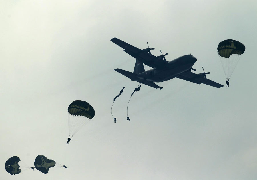 Des soldats indonésiens sautent d'un avion Hercules C-130 lors d'une cérémonie destinée à marquer le 67e anniversaire de l'armée nationale indonésienne au dessus d'un aéroport près de Jakarta le 5 octobre 2012. L'avion de transport C-130 est l'avion le plus ancien en service dans l'armée de l'air américaine et qui a connu la plus grande production.