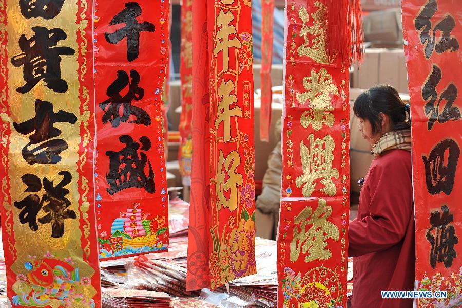 Photo prise le 30 janvier 2013 dans un marché à Taiyuan, capitale de la province du Shanxi (nord de la Chine). Des gens achètent des décorations diverses pour accueillir la Fête du printemps à venir.