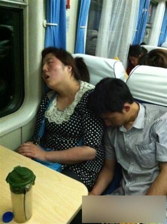 Fête du printemps : drôle de positions pour dormir en train au pic d'affluence en Chine  (26)