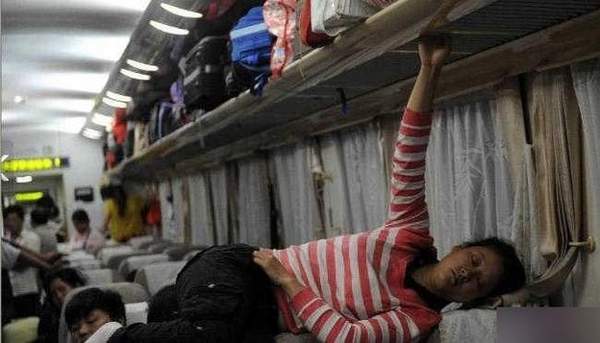 Fête du printemps : drôle de positions pour dormir en train au pic d'affluence en Chine  (16)