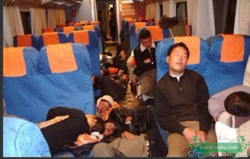 Fête du printemps : drôle de positions pour dormir en train au pic d'affluence en Chine  (10)
