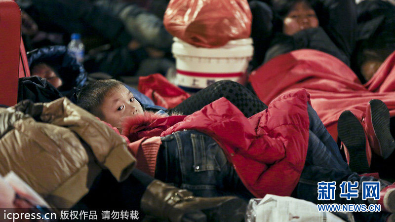 Fête du printemps : drôle de positions pour dormir en train au pic d'affluence en Chine  (14)