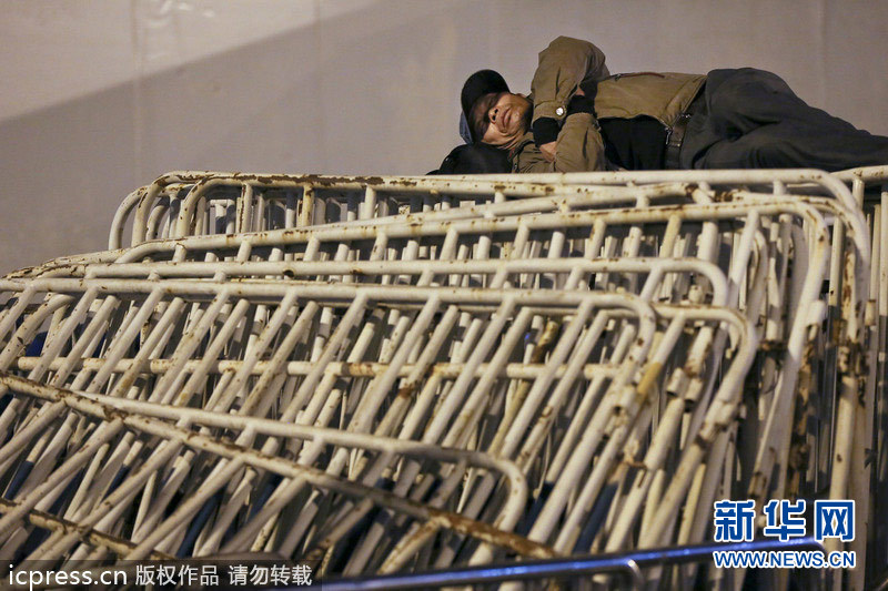 Fête du printemps : drôle de positions pour dormir en train au pic d'affluence en Chine  (12)