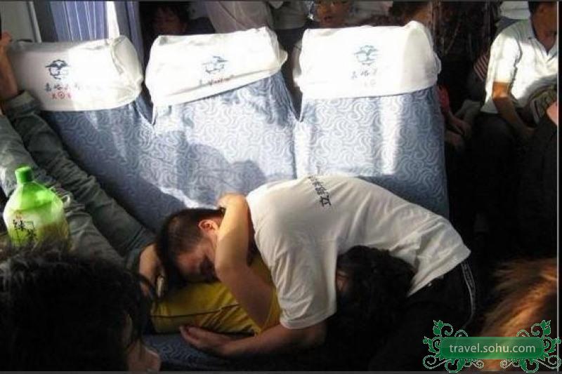 Fête du printemps : drôle de positions pour dormir en train au pic d'affluence en Chine  (7)