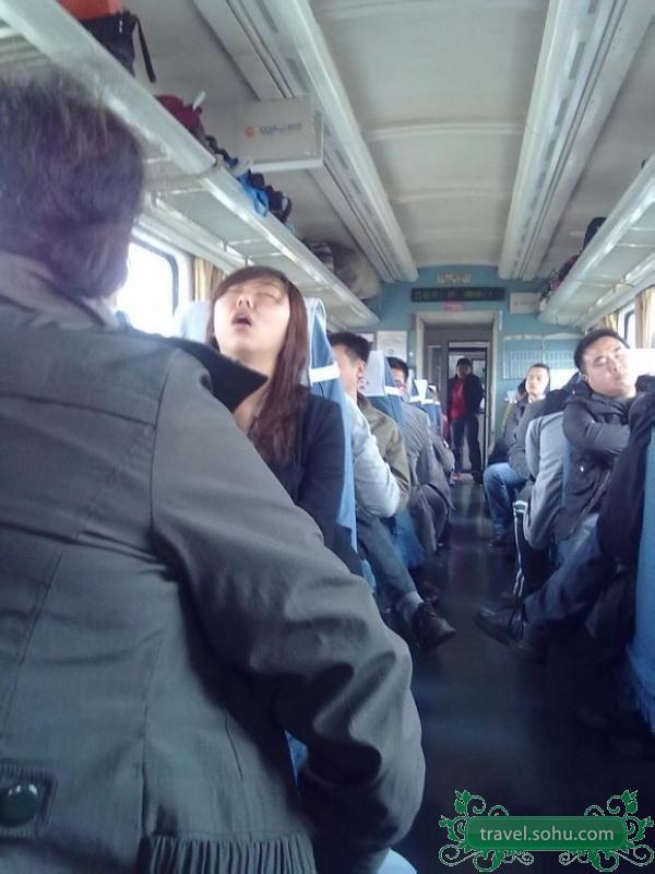 Fête du printemps : drôle de positions pour dormir en train au pic d'affluence en Chine  (2)