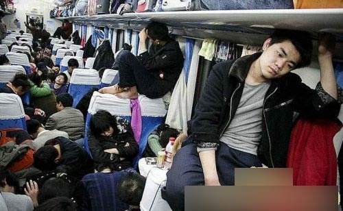 Fête du printemps : drôle de positions pour dormir en train au pic d'affluence en Chine  (8)