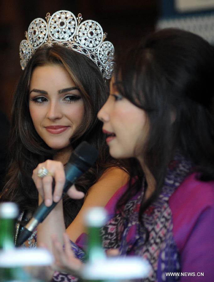 Olivia Culpo (gauche), Miss Univers 2012 nouvellement couronnée, participe à une conférence de presse à l'hôtel Sahid à Jakarta en Indonésie le 31 janvier 2013.