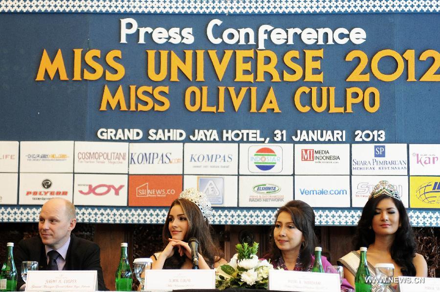 Olivia Culpo (2e à gauche), Miss Univers 2012 nouvellement couronnée, participe à une conférence de presse à l'hôtel Sahid à Jakarta en Indonésie le 31 janvier 2013. 