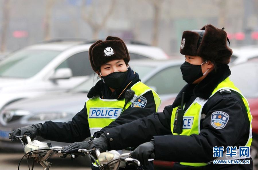 La police de la circulation routière de porte des masques protecteurs (3)