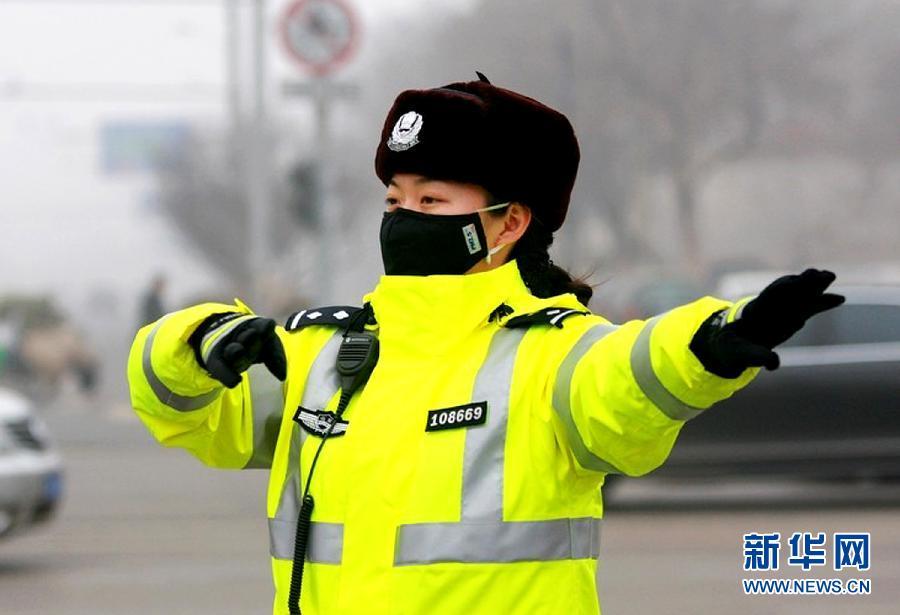 La police de la circulation routière de porte des masques protecteurs (2)