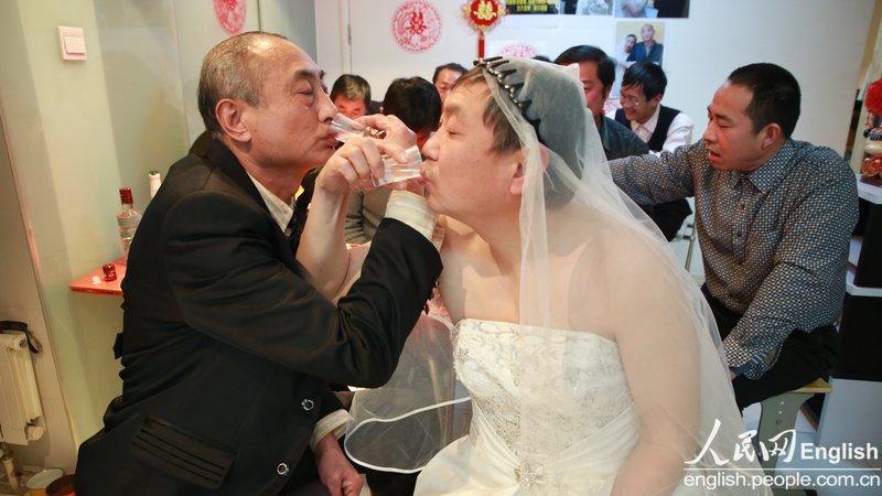 Deux hommes âgés se marient à Beijing  (6)