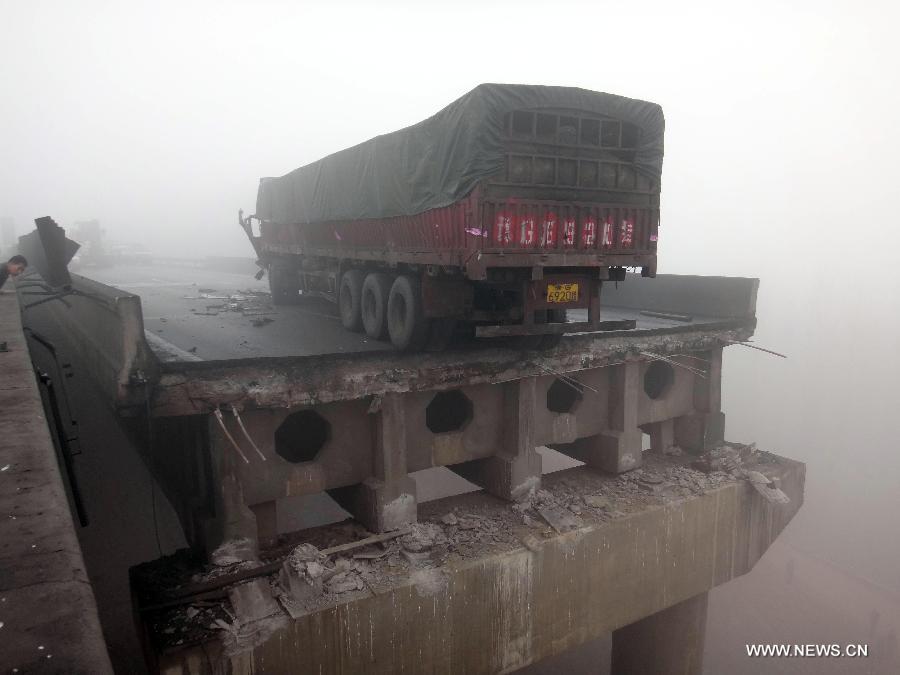 Chine : effondrement d'un pont autoroutier suite à l'explosion d'un camion (3)