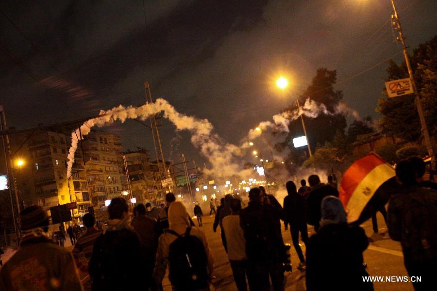 Egypte: affrontements entre manifestants et forces de sécurité prèsdu palais présidentiel au Caire  (9)