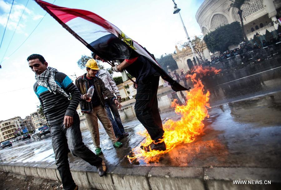 Egypte: affrontements entre manifestants et forces de sécurité prèsdu palais présidentiel au Caire  (2)