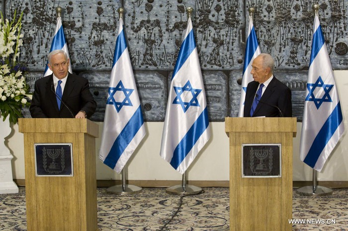 Shimon Peres (D) rencontre Benjamin Netanyahu (G) dans sa résidence officielle à Jérusalem, le 2 février 2013.