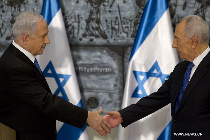 Shimon Peres (D) rencontre Benjamin Netanyahu (G) dans sa résidence officielle à Jérusalem, le 2 février 2013.