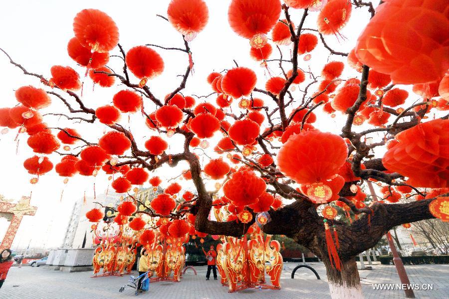 Des lanternes rouges sont disposées un peu partout dans le parc du Temple de la Terre à Beijing, le 2 février 2013. (Xinhua)