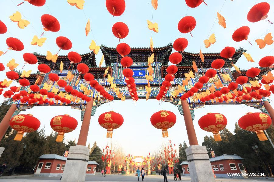 Des lanternes rouges sont disposées un peu partout dans le parc du Temple de la Terre à Beijing, le 2 février 2013. (Xinhua)