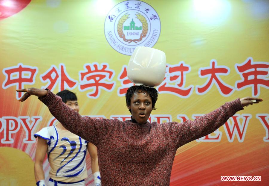 Le 4 févier, une étudiante étrangère exécute une acrobatie lors des activités organisées pour accueillir le Nouvel An chinois à l'Université d'Agriculture de Nanjing, la capitale de la province du Jiangsu en Chine. (Xinhua)