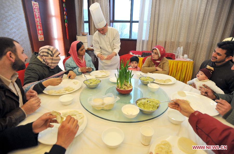 Un chef montre aux étudiants étrangers comment confectioner des raviolis chinois, lors des activités organisées pour fêter le Nouvel An chinois à l'Université d'Agriculture de Nanjing, capitale de la province du Jiangsu en Chine. (Xinhua)