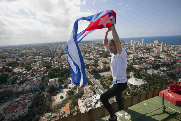Le Spiderman français Alain Robert escalade un symbole de Cuba (3)