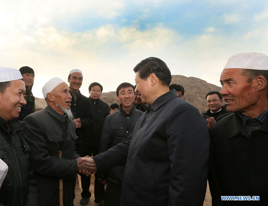 Xi Jinping se rend chez des villageois démunis et des ouvriers migrants au Gansu