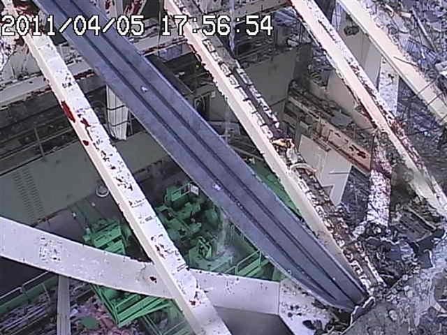 Une vue plongeante de l'intérieur de l'Unité 4 de la centrale nucléaire de Fukushima.