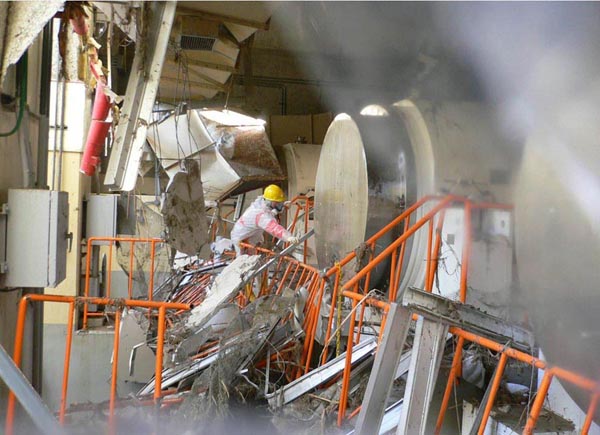 Un employé de la Tokyo Electric Power Company procède au contrôle d'un container destiné au stockage des déchets.