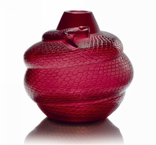 Un vase rouge en cristal incrusté d'un serpent de la marque Lalique