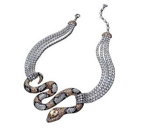 Un collier en forme du serpent créé par Adler Amazonie