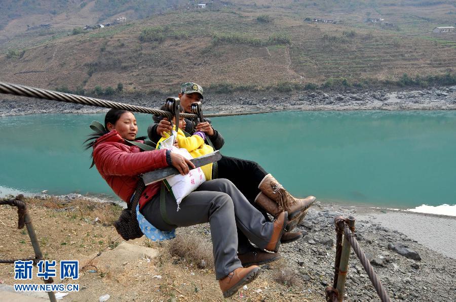 Fête du printemps : les câbles, un outil de transport particulier pour les gens des vallées de Nujiang (5)