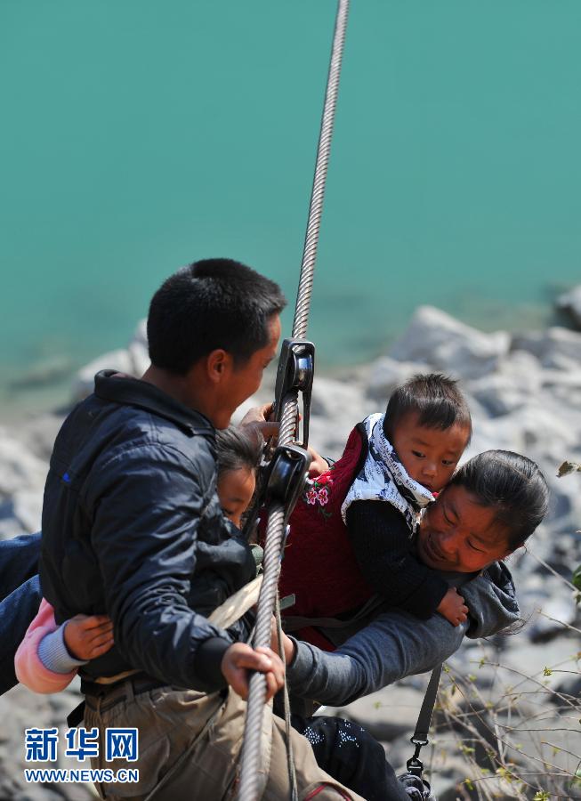 Fête du printemps : les câbles, un outil de transport particulier pour les gens des vallées de Nujiang (6)