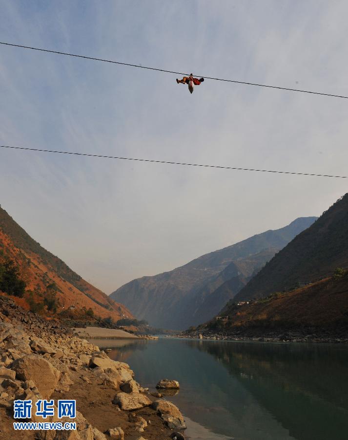 Fête du printemps : les câbles, un outil de transport particulier pour les gens des vallées de Nujiang (3)