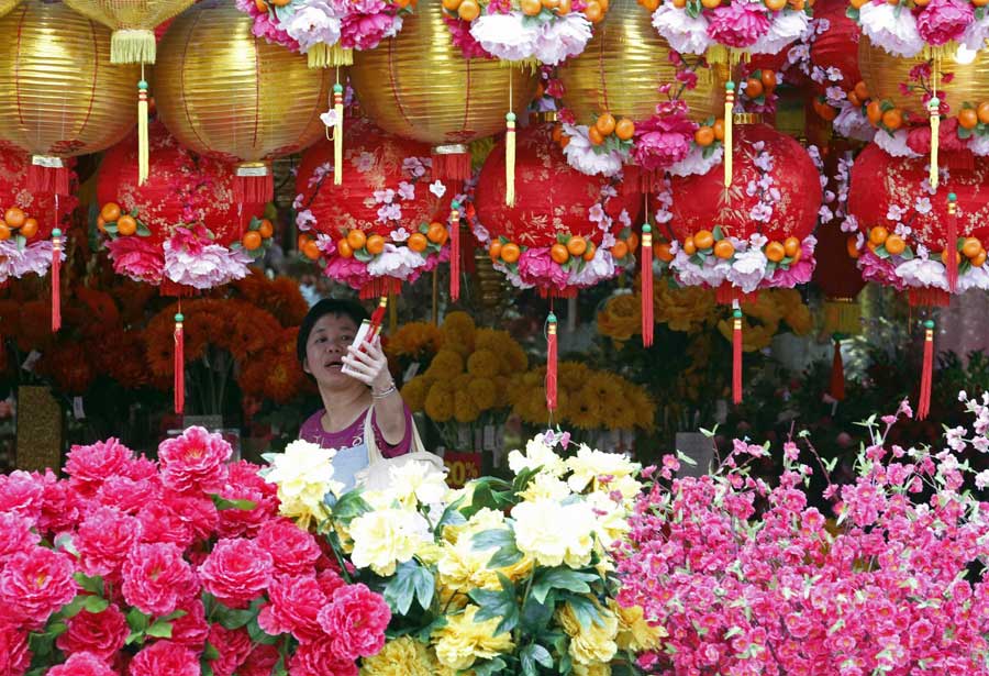 Une Malaysienne d'origine chinoise est à la recherche de décorations chinoises pour le Nouvel An chinois. Photo prise à Kuala Lumpur le 30 janvier 2013.
