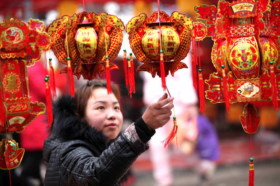 Une femme achète des décorations pour le Nouvel An du calendrier lunaire chinois à Bozhou, dans la province de l'Anhui, le 30 janvier 2013.