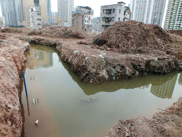 Une vue d’une tranchée sur un chantier de construction dans le village de Yangqi, dans la ville de Guangzhou, capitale de la Province du Guangdong, dans le sud de la Chine, le 6 février 2013.